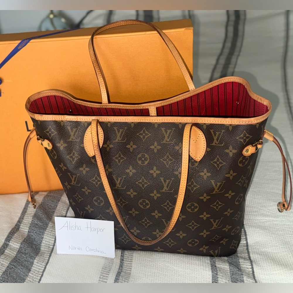 100% authentic Louis Vuitton Neverfull MM monogram red lining